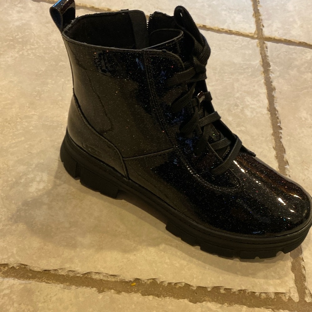 New in box Ashton lace up glitter UGG boots size 5